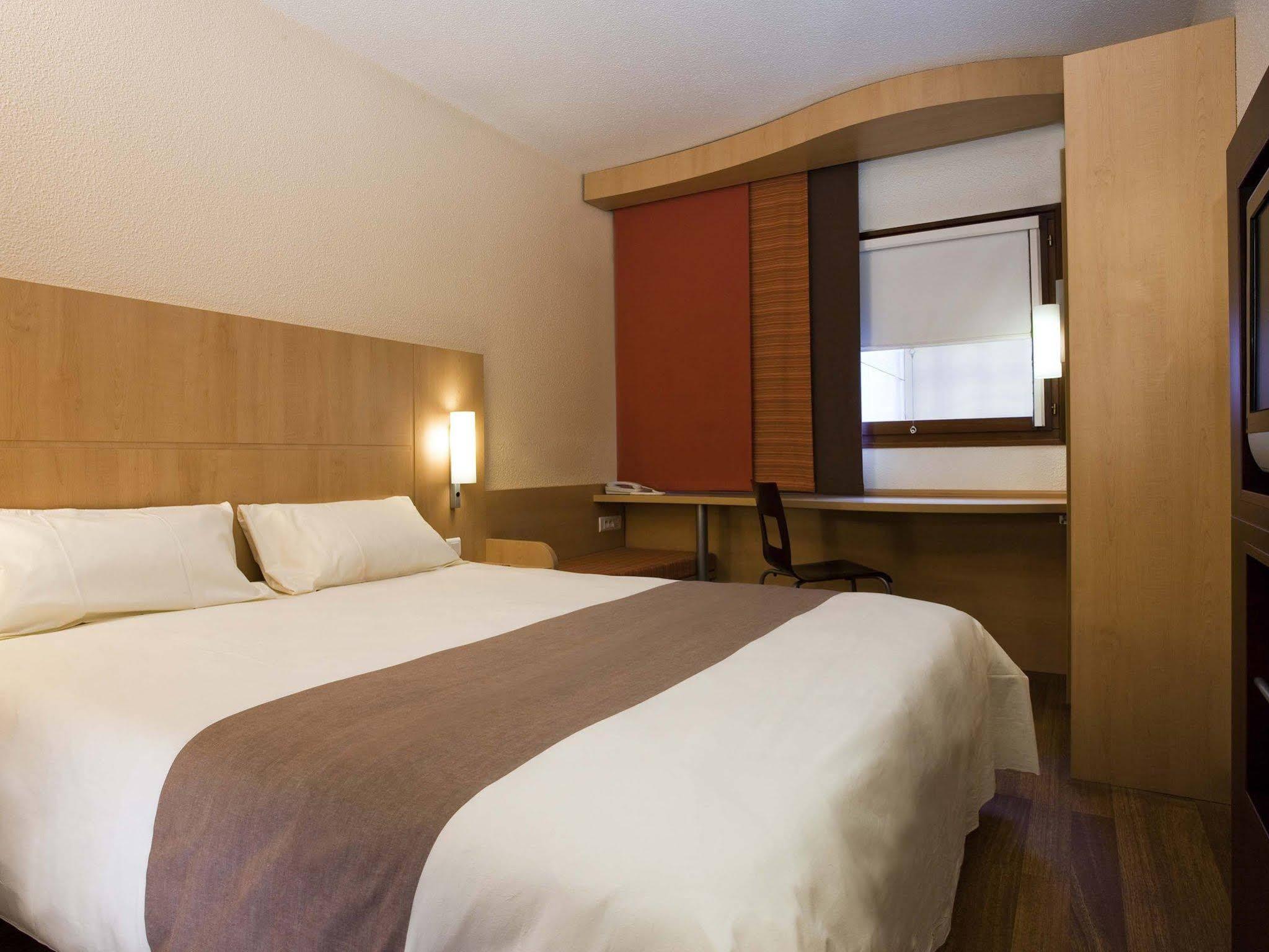 Ibis Alencon Hotel Bagian luar foto