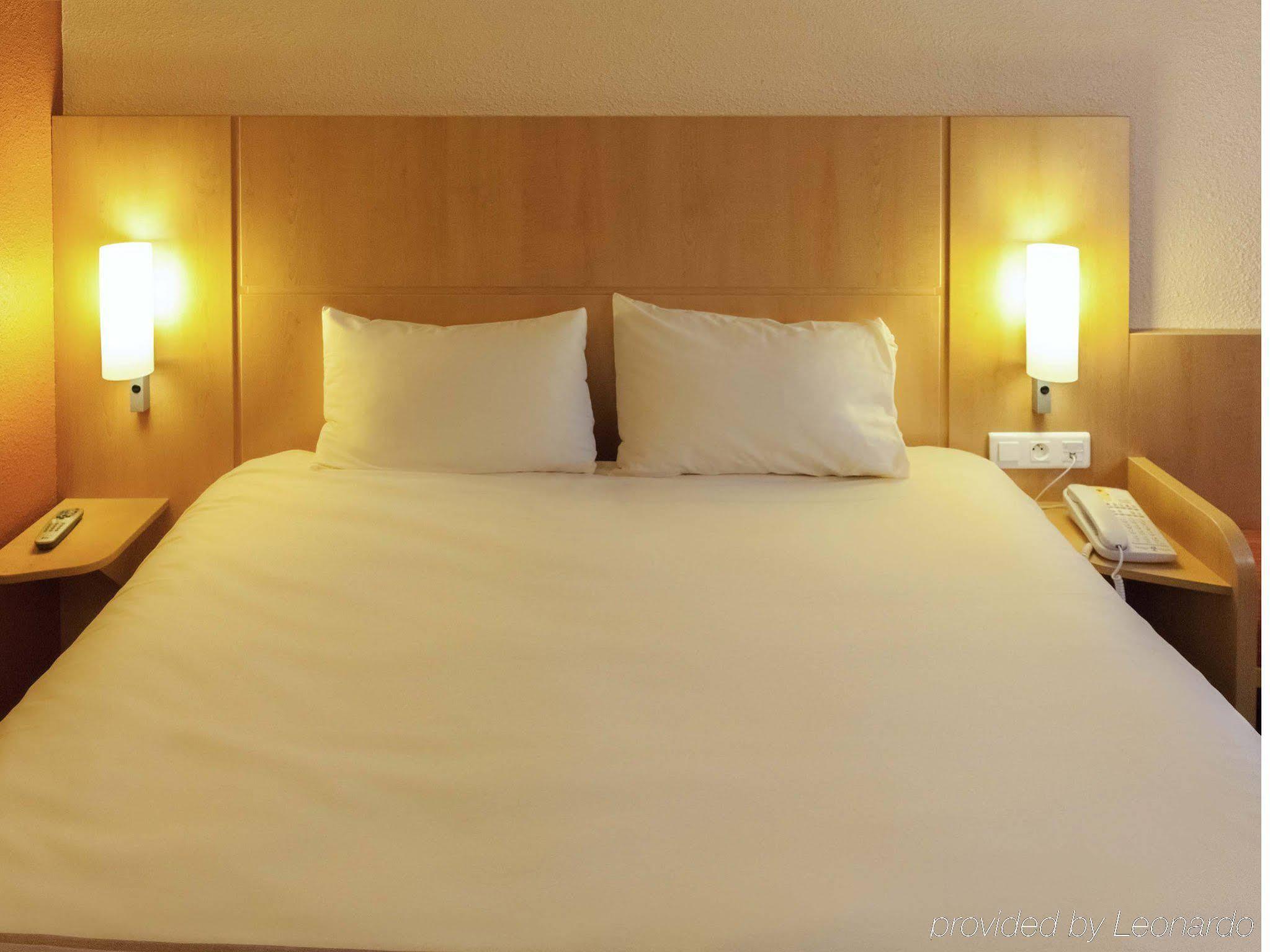 Ibis Alencon Hotel Bagian luar foto