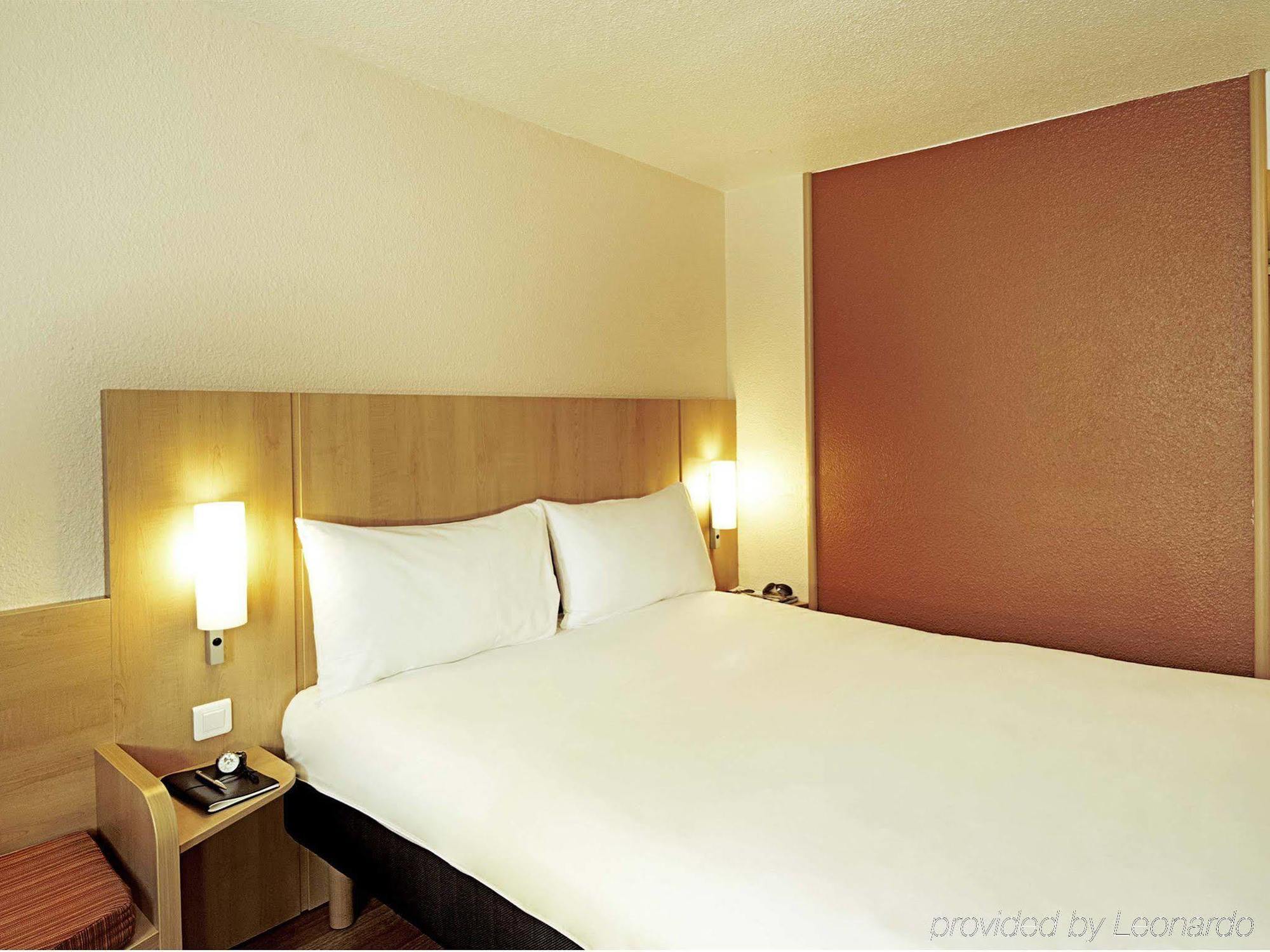 Ibis Alencon Hotel Bagian luar foto
