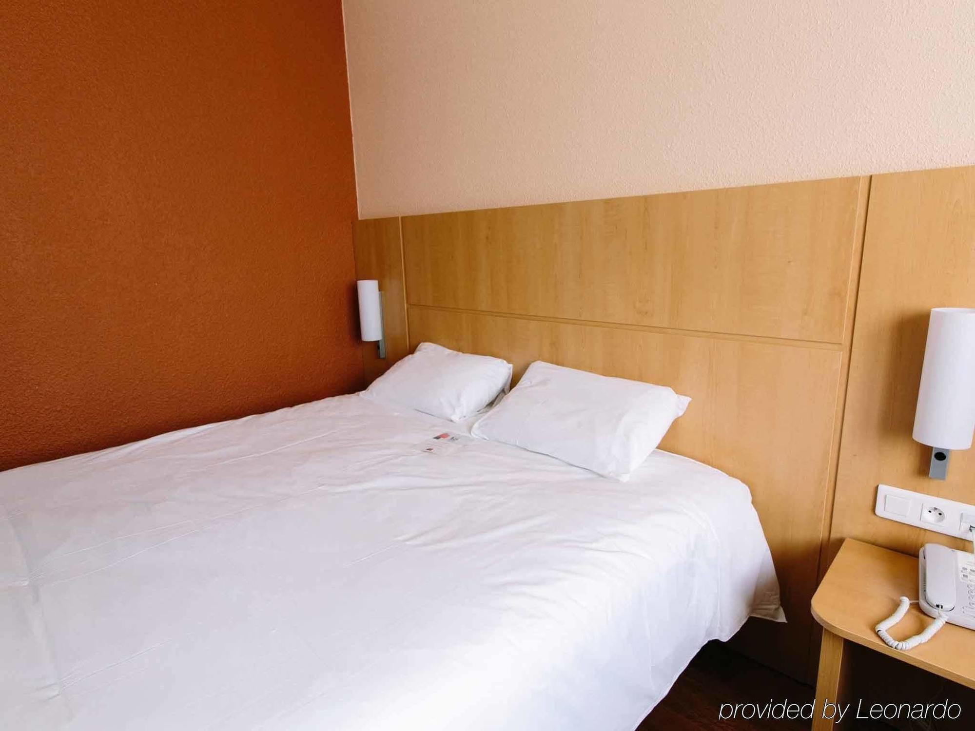 Ibis Alencon Hotel Bagian luar foto